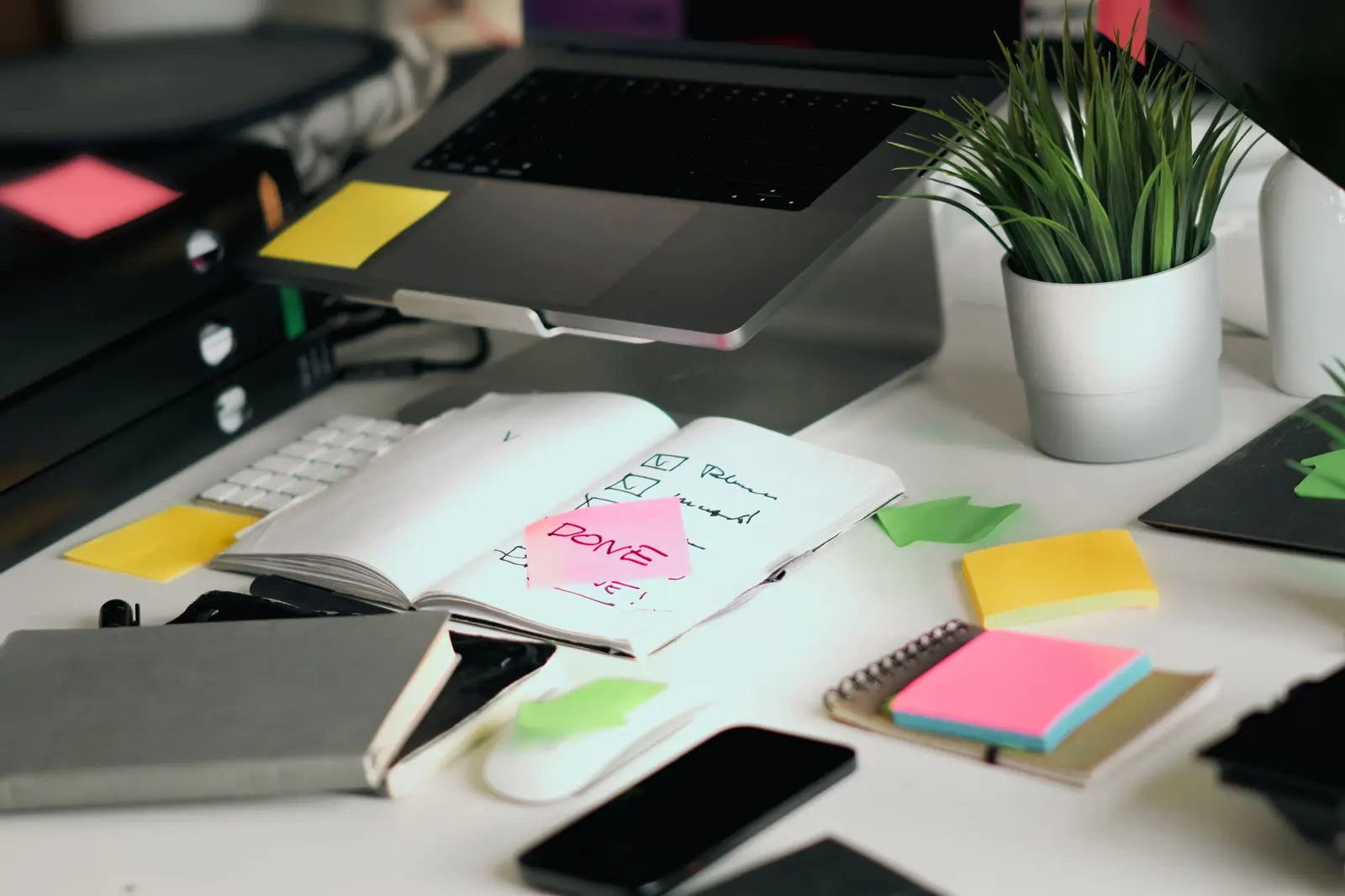 Laptop, notebook ও checklistসহ সাজানো task-management workspace
