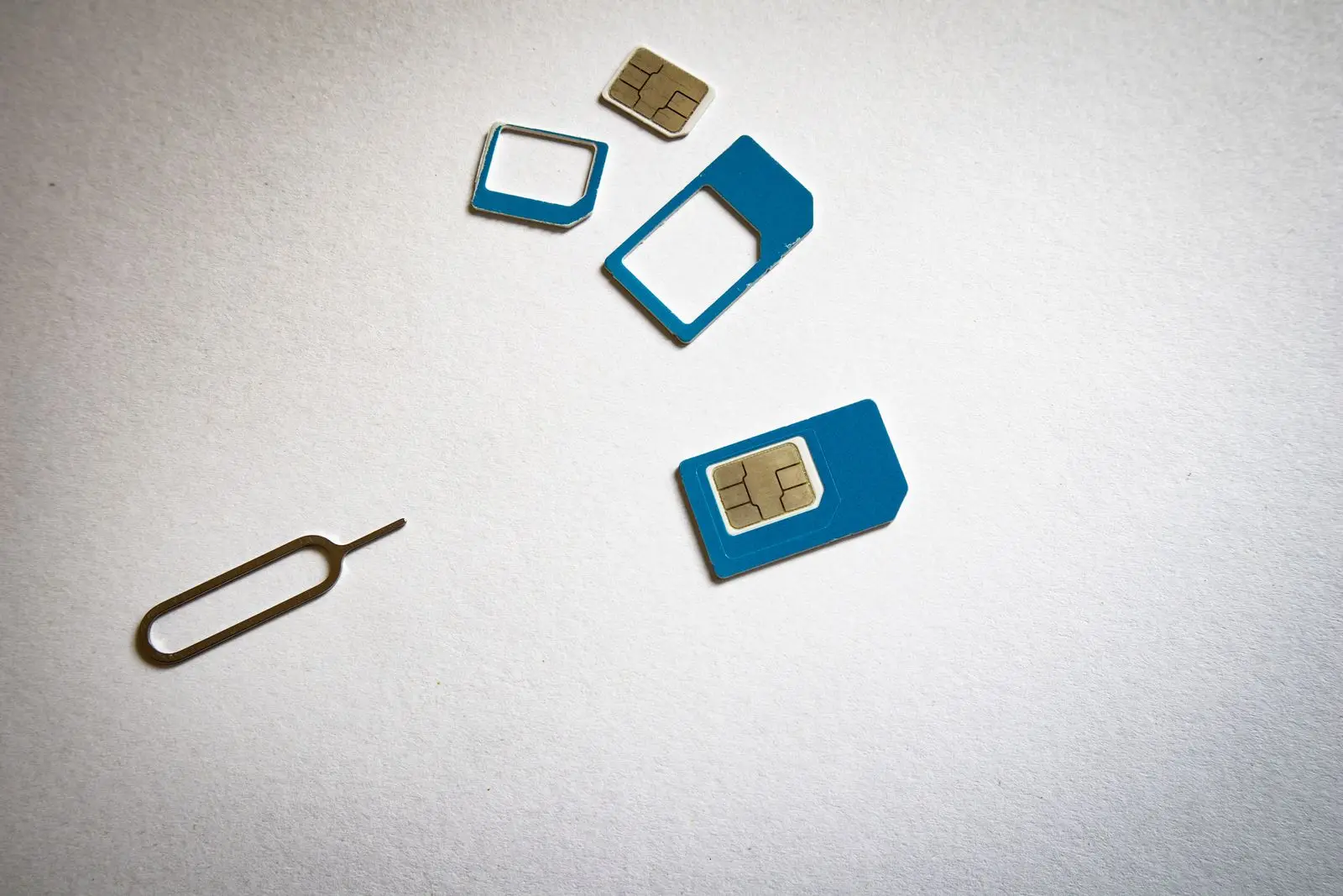 সাদা পৃষ্ঠে SIM card, adapter ও ejector tool দিয়ে mobile security বোঝানো হয়েছে