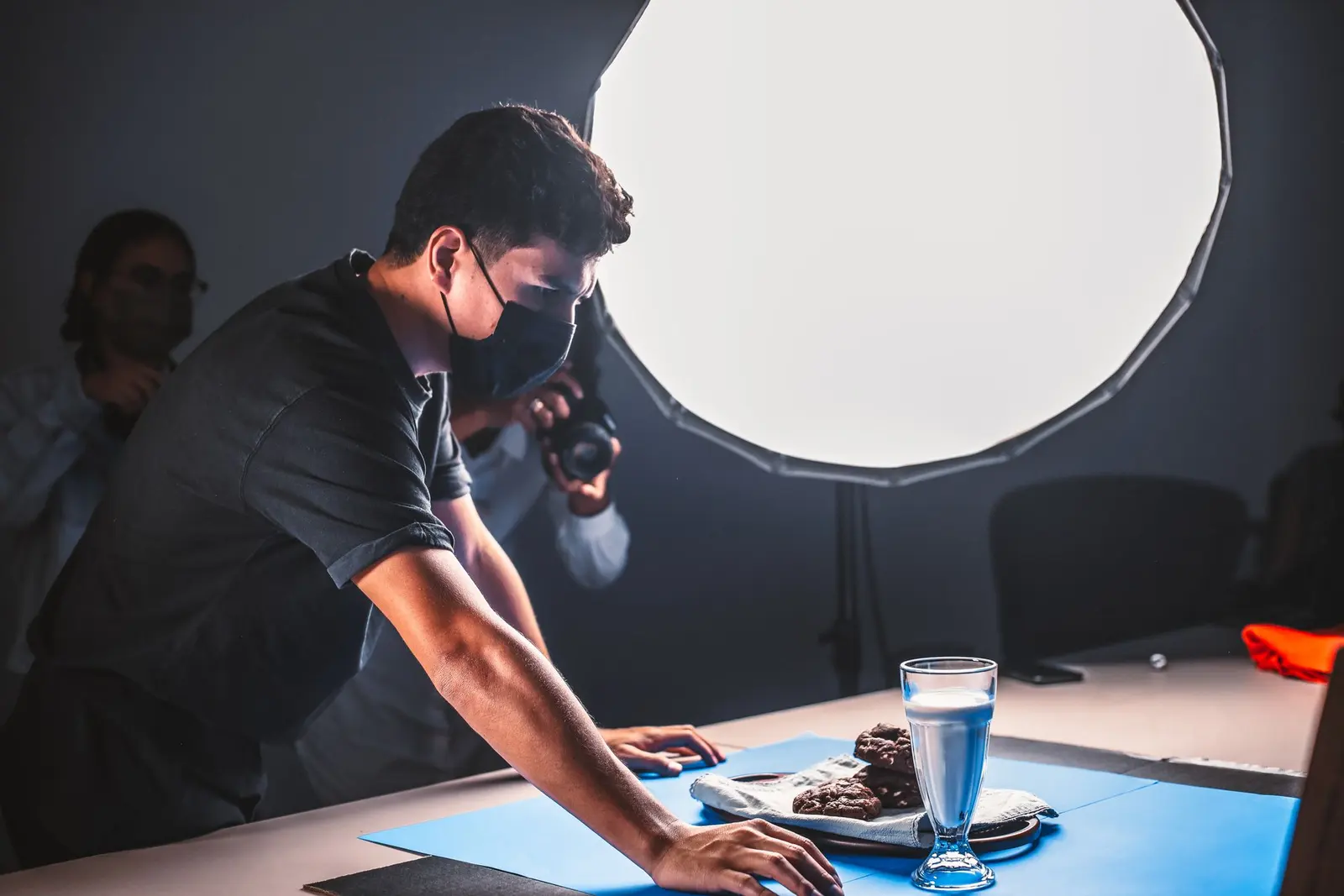Studio light-এর সামনে table-এ product সাজিয়ে ছবি তোলার প্রস্তুতি